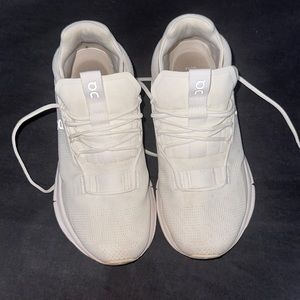Women’s white OnCloud sneakers